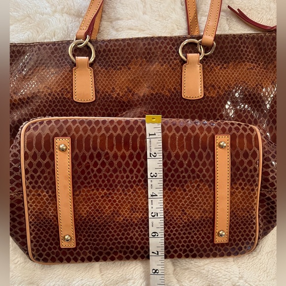 Dooney & Bourke large tote bag in brown snakeskin print patent leather. - Picture 6 of 11